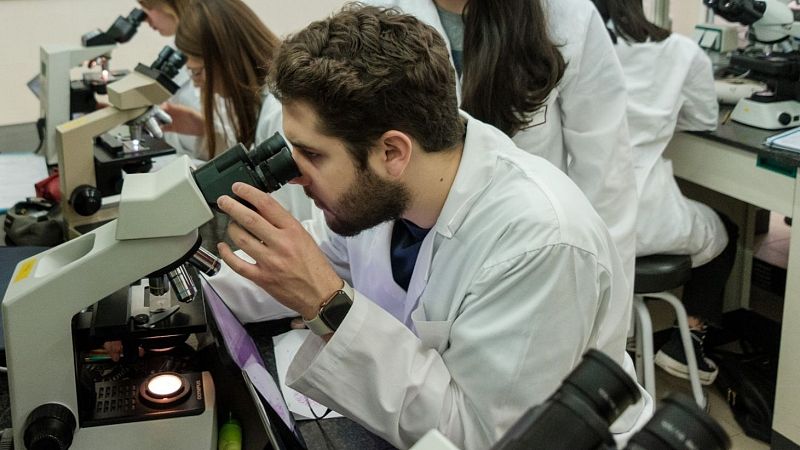 Catalunya ampliarà les places de Medicina amb 195 ofertes en centres privats