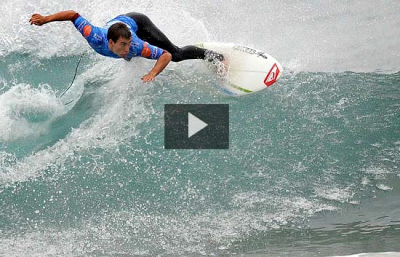 Mundaka ya surfea desde la izquierda