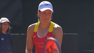 Kaitlin Quevedo saca su servicio en la Billie Jean King Cup