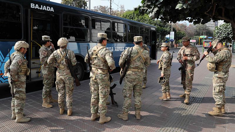 Militares patrullando una calle, en Lima (Per�)