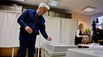 Un hombre vota durante las elecciones en Budapest.