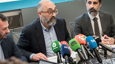El presidente de Adif, Pedro Marco de la Pe�a (centro), atiende a los medios de comunicaci�n
