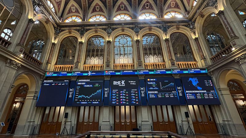 Leve caída del IBEX 35 que cierra casi en 18.200 puntos pendiente del conflicto entre EE.UU. e Irán