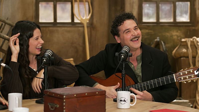 Los actores de 'La Promesa' lo dan todo cantando la canción de 'Valle Salvaje' en 'Cosas de palacio'