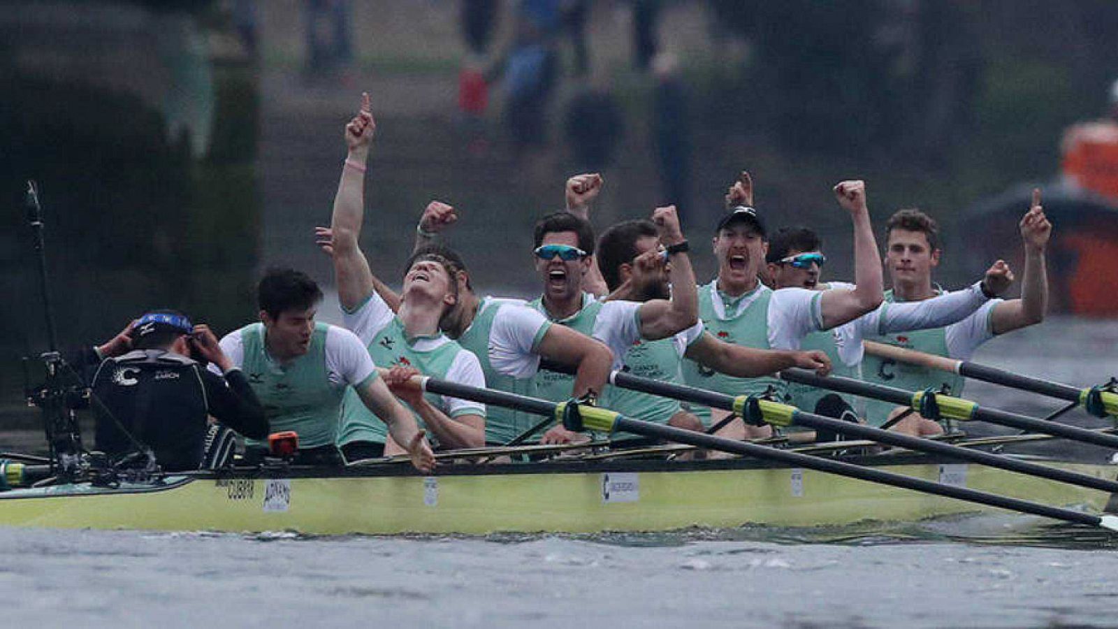 Cambridge se resarce y vence a Oxford en la 164ª edición de su regata | Ver