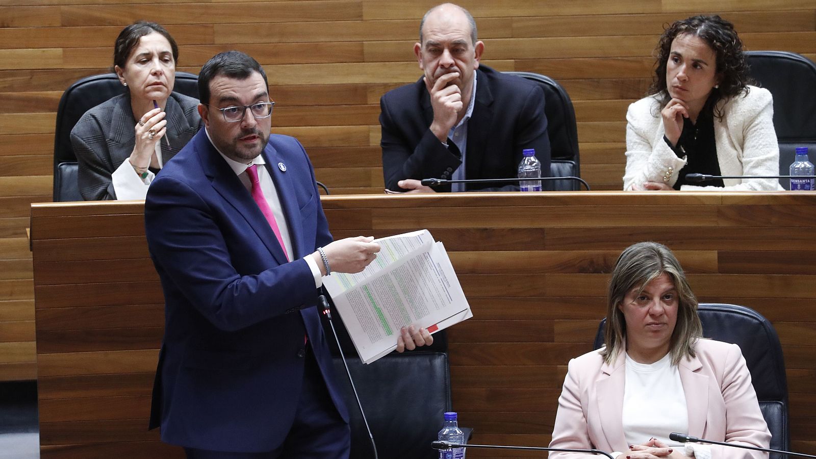 PP y Vox piden la dimisión de Barbón en el Pleno de la Junta General - Panorama Regional | Ver