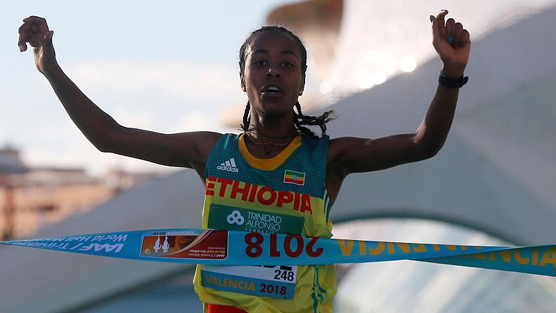 La etíope Kebede bate el récord de media maratón y el nigeriano Kemworor logra el triplete