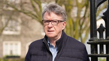 Peter Mandelson, el exembajador del Reino Unido en Estados Unidos, sale de su casa en Londres, el 10 de marzo de 2026.