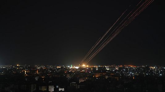 Disparos iluminan el cielo nocturno en Beirut tras el alto el fuego entre Israel y Hezbol�