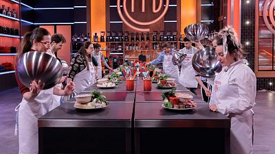 Los aspirantes descubren los ingredientes que deber�n emplear en la batalla de pizzas