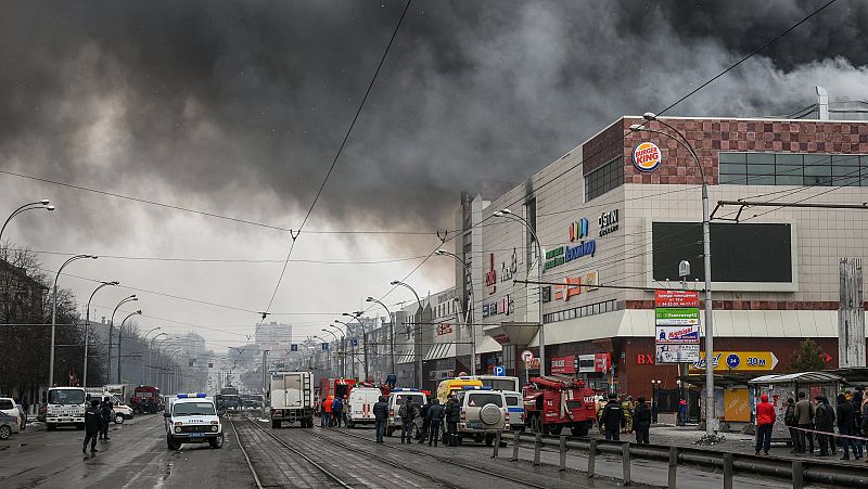 Al menos 64 muertos en el incendio de un centro comercial en Siberia
