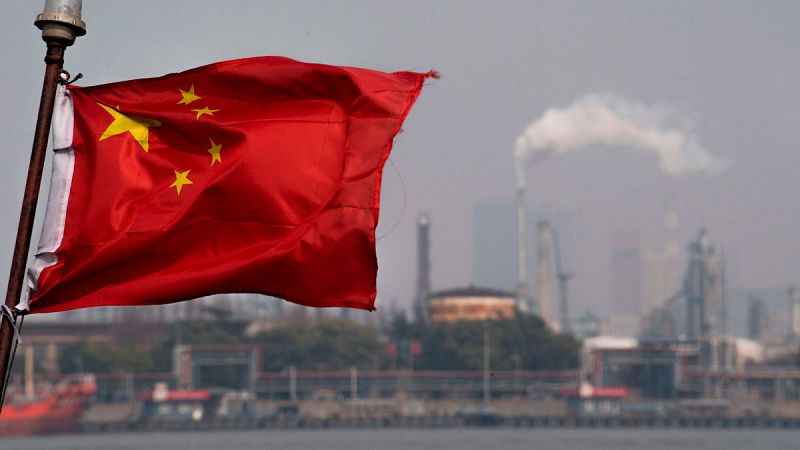 China emite un contrato de futuros de petróleo en yuanes, primer paso para que su divisa sea una referencia mundial