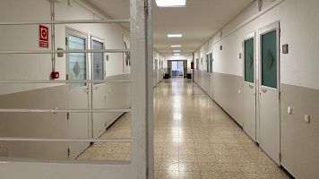 Passad�s d'un m�dul ordinari de la pres� de Wad-Ras. A dins hi ha les cel�les i un menjador.