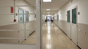 Passad�s d'un m�dul ordinari de la pres� de Wad-Ras. A dins hi ha les cel�les i un menjador.