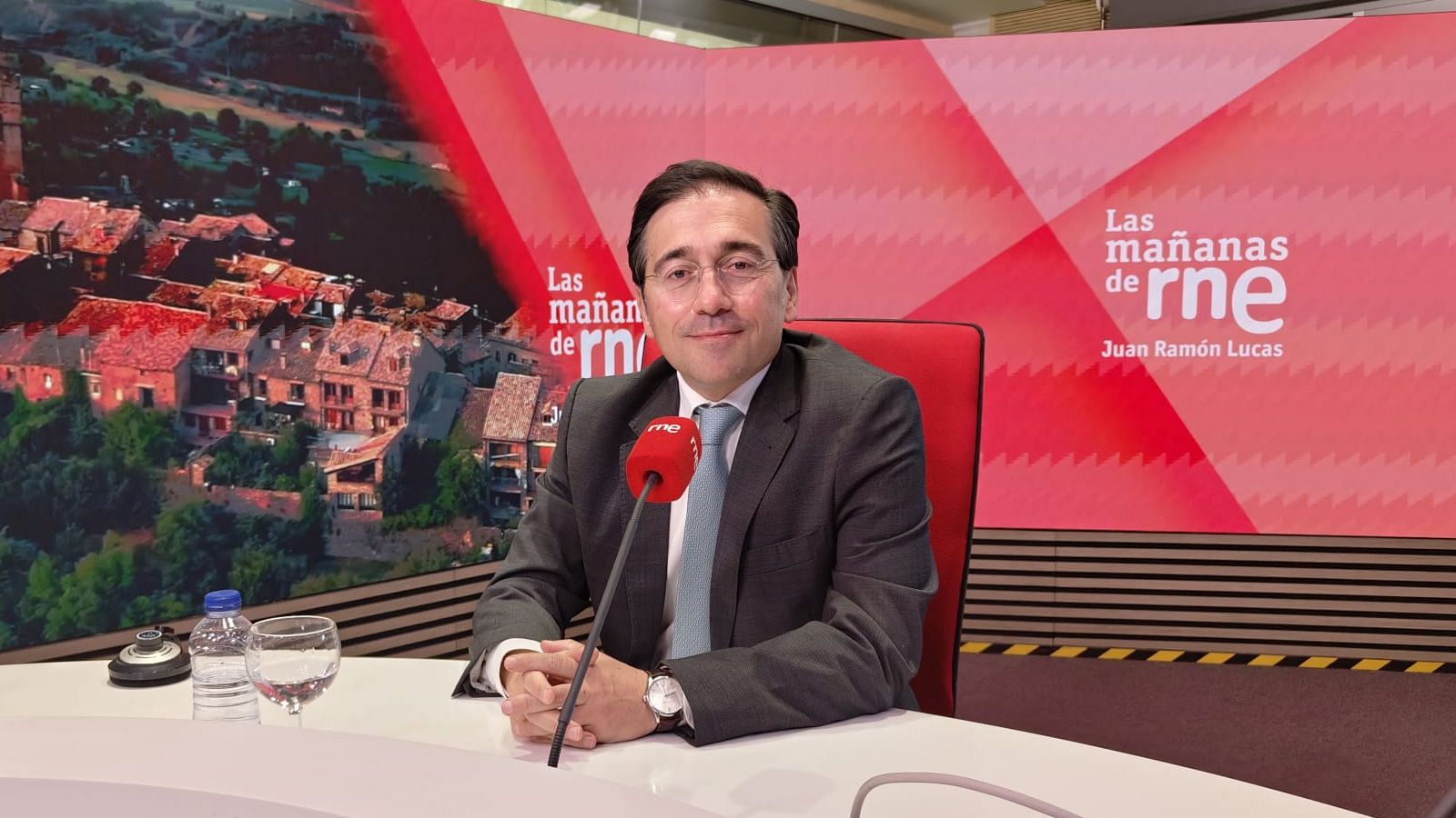 Albares cree que Machado "ha escogido actuar como una líder ideológica" - Las mañanas de RNE | Ver