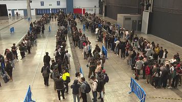 Cua a la Farga de l'Hospitalet per aconseguir la documentaci� per a la regularitzaci�