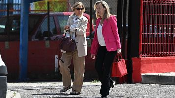 La mujer de B�rcenas, Rosal�a Iglesias (derecha), a su llegada a la Audiencia Nacional