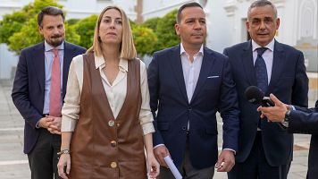 La presidenta del PP extreme�o, Mar�a Guardiola (2i), y el l�der de Vox, �scar Fern�ndez Calle (2d),