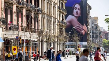 P�ster gigante de Rosal�a en d�as previos a un concierto suyo en Barcelona