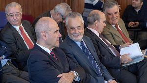 Los expresidentes Manuel Chaves (i) y Jos� Antonio Gri��n (2i) en la Audiencia de Sevilla durante el jucicio del 'caso ERE'