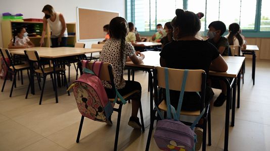 Aula de primaria con alumnos en clase