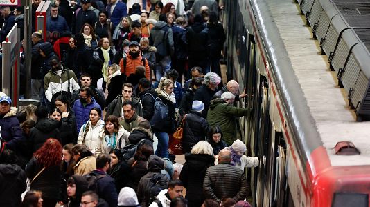 Pasajeros en la estaci�n de Atocha de Madrid durante otra incidencia el pasado marzo