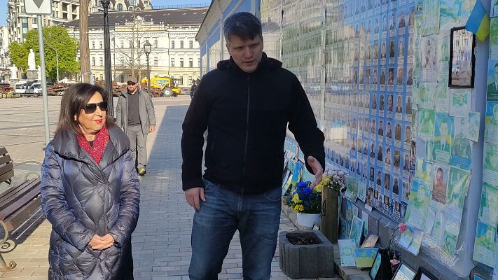 La ministra de Defensa de Espa�a, Margarita Robles, acompa�ada por el viceministro de Defensa ucraniano, Sergu� Boyev, durante un acto de homenaje a los soldados ucranianos ca�dos en la guerra, este mi�rcoles, en Kiev.