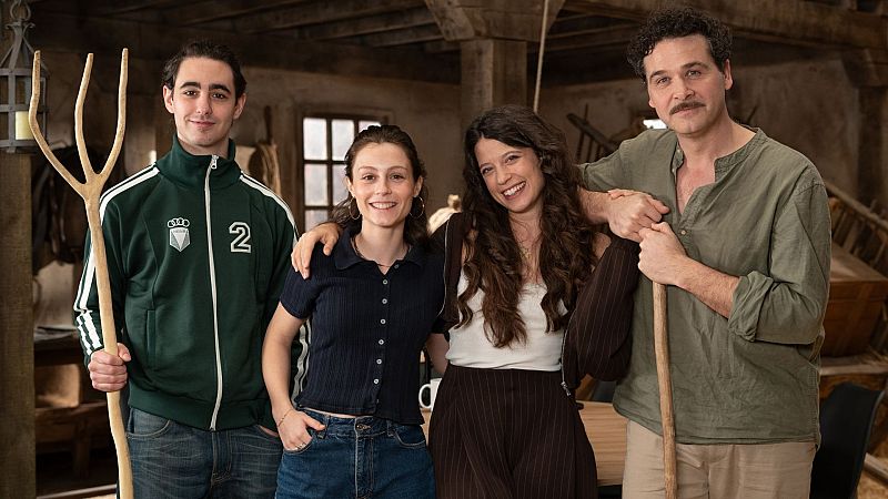 Los actores de 'La Promesa' y 'Valle Salvaje' viven una cena muy tensa en 'Cosas de palacio'