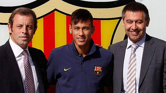 Imagen de archivo de Neymar con Rosell y Bartomeu tras fichar por el Bar�a.
