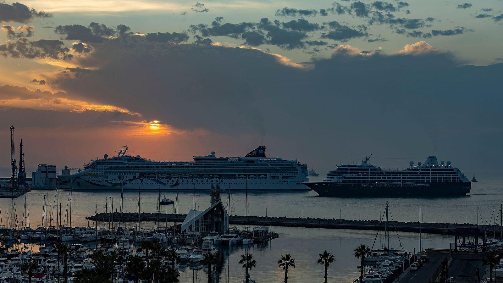 El Norwegian Dawn y el Azamara Quest llegan al Puerto de Melilla | EFE | Ver