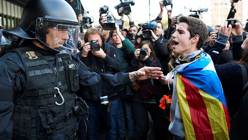 Independentistas se manifiestan en la estación de Sants tras haber cortado varias carreteras en Cataluña