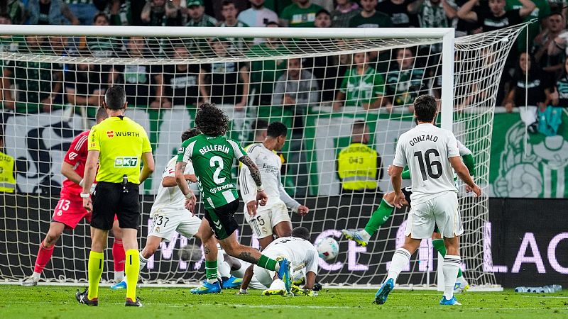 Bellerín marca el empate en la última jugada y el Betis aleja aún más al Madrid de la liga