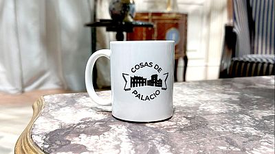 Consigue las tazas de 'Cosas de palacio' firmadas por los actores de 'La Promesa' y 'Valle Salvaje'