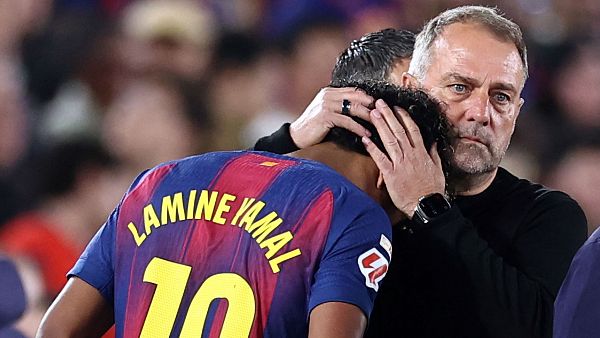 Lamine Yamal consolado por Flick tras su lesi�n ante el Celta.