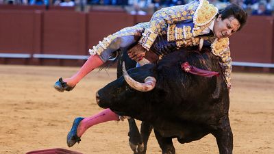 Roca Rey, "muy grave" tras una cogida en el muslo derecho al entrar a matar al quinto toro en Sevilla