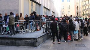 La cua de migrants per fer tr�mits per la regularitzaci� dona diverses voltes al darrere de l'Ajuntament de Barcelona