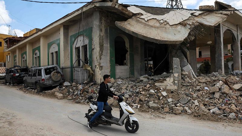 Israel ordena evacuar una población al sur de Líbano y sigue con los ataques pese a extenderse la tregua