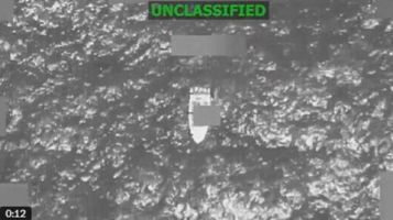 Captura de video tomada de la cuenta en X @Southcom del Comando Sur de Estados Unidos que muestra el ataque a una embarcaci�n que supuestamente vinculada al narcotr�fico