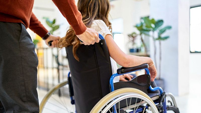 Illa anuncia un plan de choque para reducir las listas de espera de la dependencia en Catalu�a