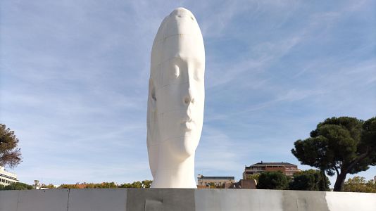 Julia se lava la cara: la escultura de Jaume Plensa se someter� a una limpieza a fondo