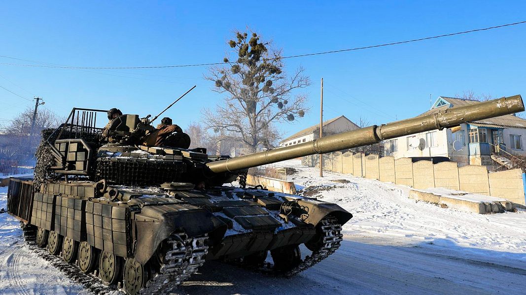 Un tanque ukraniano patrulla la regi�n de J�rkov