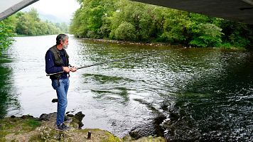 Pescador esperando por el 'campanu'
