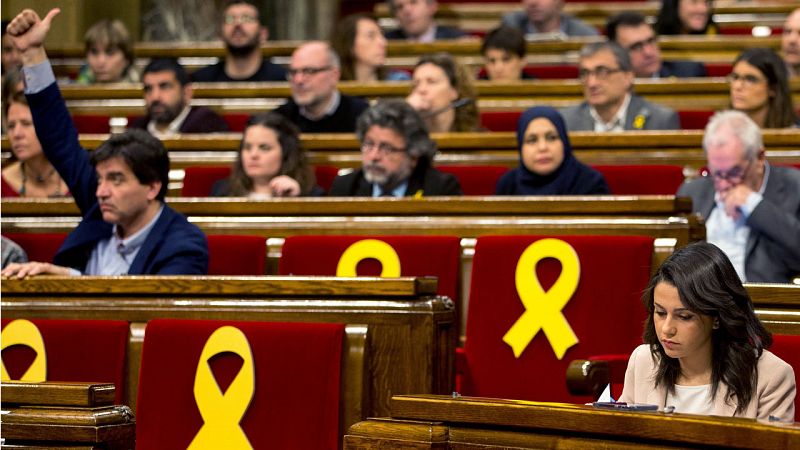 El Parlament defiende la investidura de Puigdemont y los 'comunes' instan a un Govern "transversal" con independientes