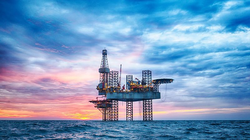El precio del petróleo no respira con el cierre de Ormuz: el barril de Brent ronda ya los 110 euros