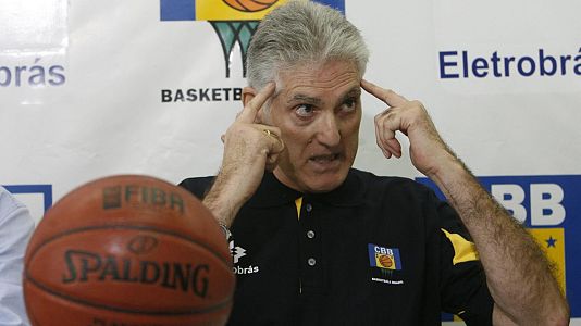 Monsalve dirigi� selecciones de baloncesto como la brasile�a.