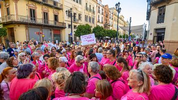 Varios miles de personas, en su mayor�a mujeres, se han manifestado este mi�rcoles ante la sede principal del Servicio Andaluz de Salud