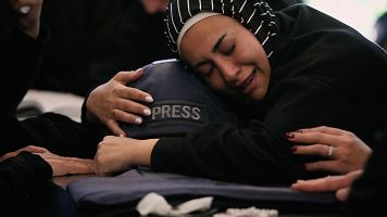 Zainab, hermana de la periodista libanesa Amal Khalil, quien muri� el mi�rcoles en un ataque a�reo israel�, abraza su casco mientras llora junto a su ata�d en la aldea de Baysariyeh, al sur del L�bano, el jueves 23 de abril de 2026.