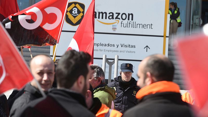 Trabajadores del mayor centro de Amazon en España amenazan con una huelga indefinida por el nuevo convenio
