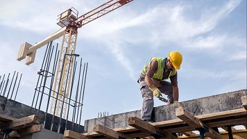 Un trabajador en la construcci�n de un edificio