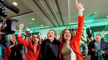 La secretaria general del PSOE-A y candidata a la Presidencia de la Junta de Andaluc�a, Mar�a Jes�s Montero (i), junto al cantante Miguel R�os (c), y la cabeza de lista del PSOE-A por Granada, Olga Manzano (i)